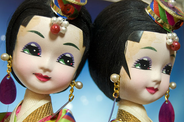 Casting call for kids who play with dolls for TV commercial